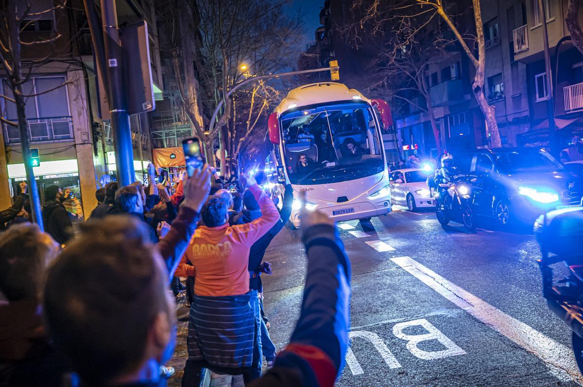 Quejas vecinales por molestias y aglomeraciones los días de partido en el Camp Nou y por el futuro proyecto del Espacio Barça