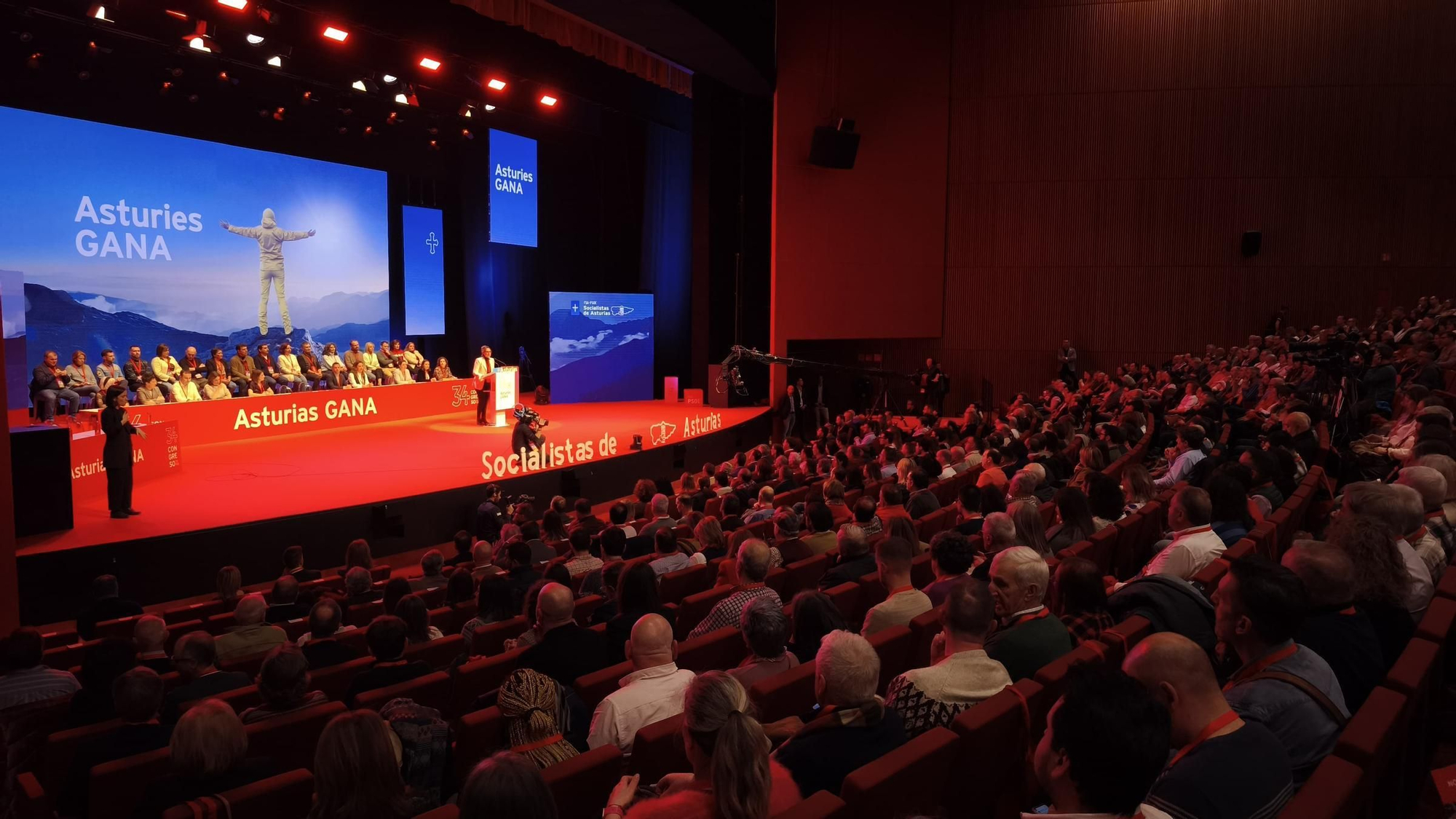 EN IMÁGENES: Pedro Sánchez y Adrián Barbón abren el congreso del PSOE asturiano