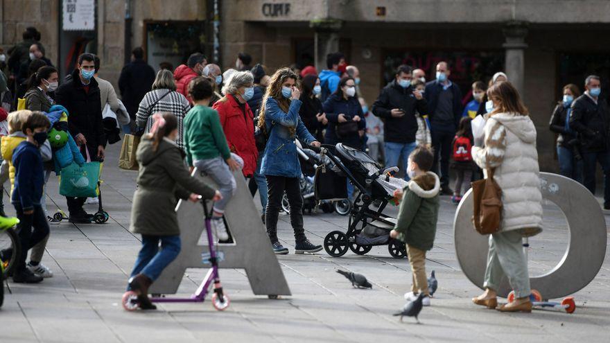 Personas con mascarilla disfrutan de un día en el centro de Pontevedra