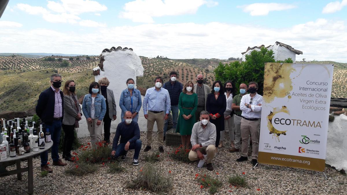 Los catadores del concurso Ecotrama, tras la deliberación.