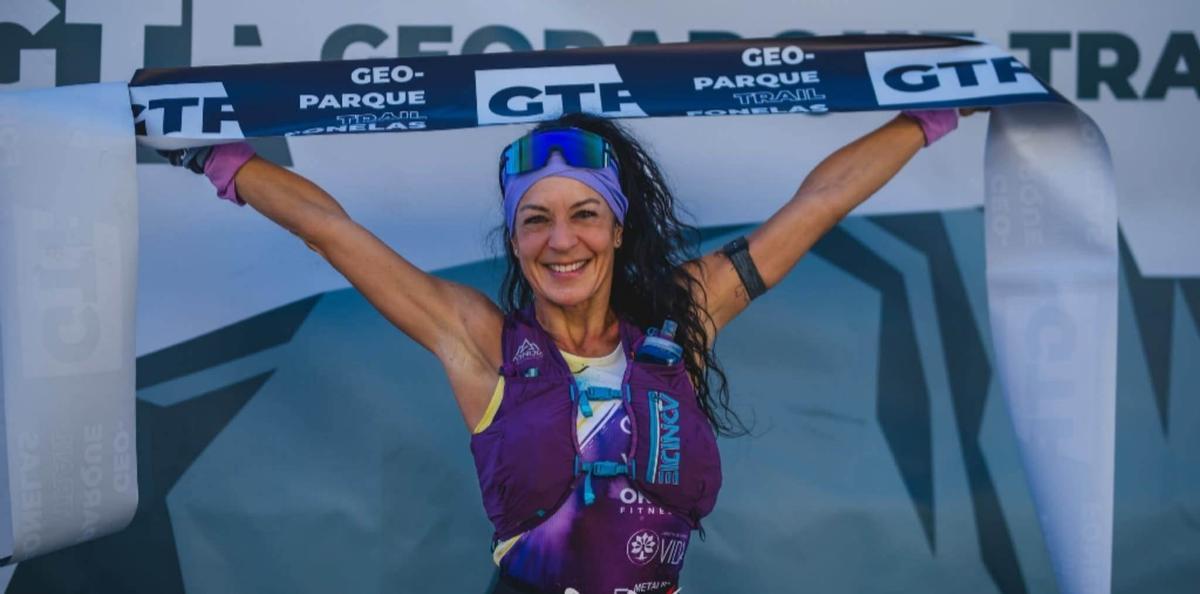 Graci Iáñez celebra un triunfo en una carrera de trail de montaña.