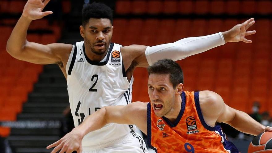 El alero del LDLC Asvel, Allerik Freeman (i), trata de bloquear al base del Valencia Basket, Sam Van Rossom.