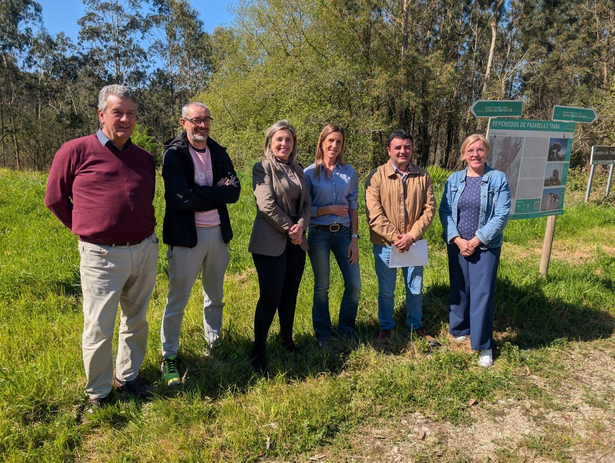 Representantes municipais e de Medio Ambiente nos Penedos de Pasarela e Traba.
