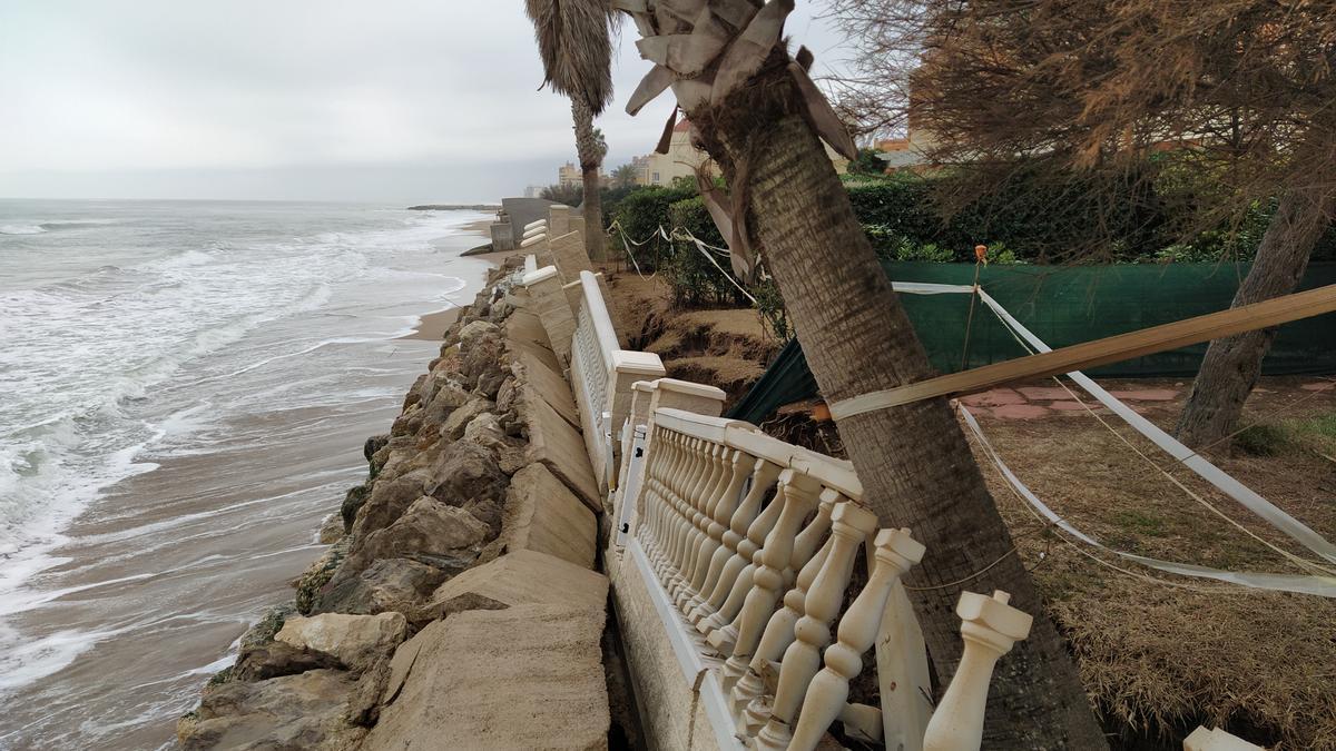 El muro dañado de un edificio de la playa de la Goleta de Tavernes