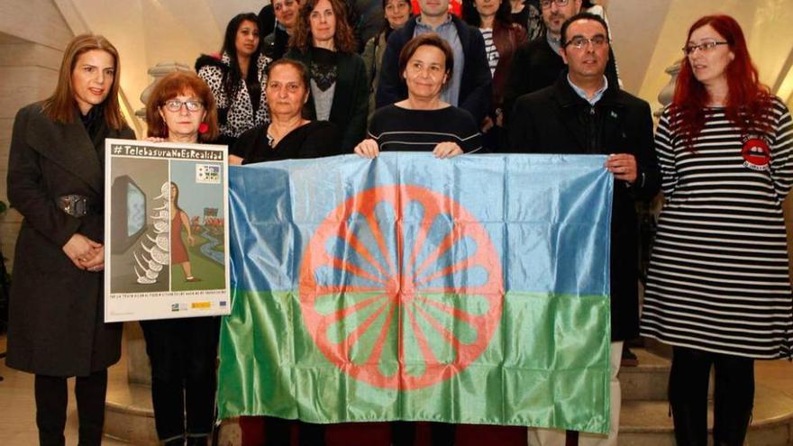 Representantes de las entidades gitanas, junto a los grupos políticos, ayer, en el Ayuntamiento de Gijón.