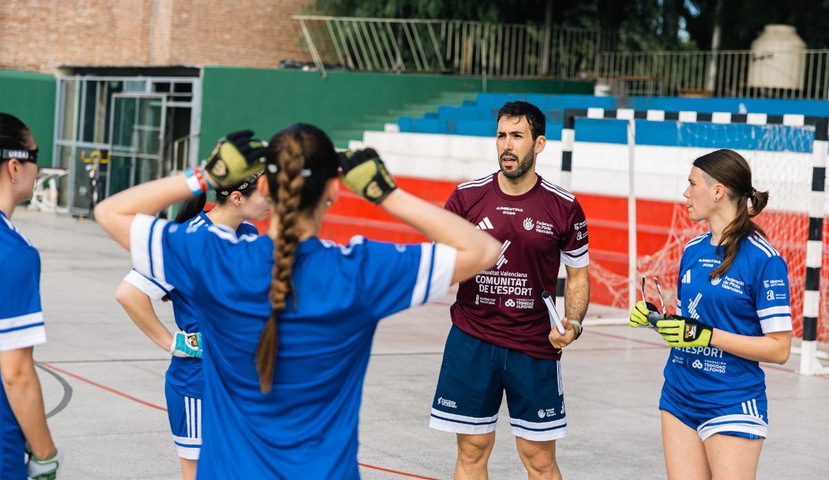 Víctor Bueno, en la seua nova tasca com assistent tècnic.