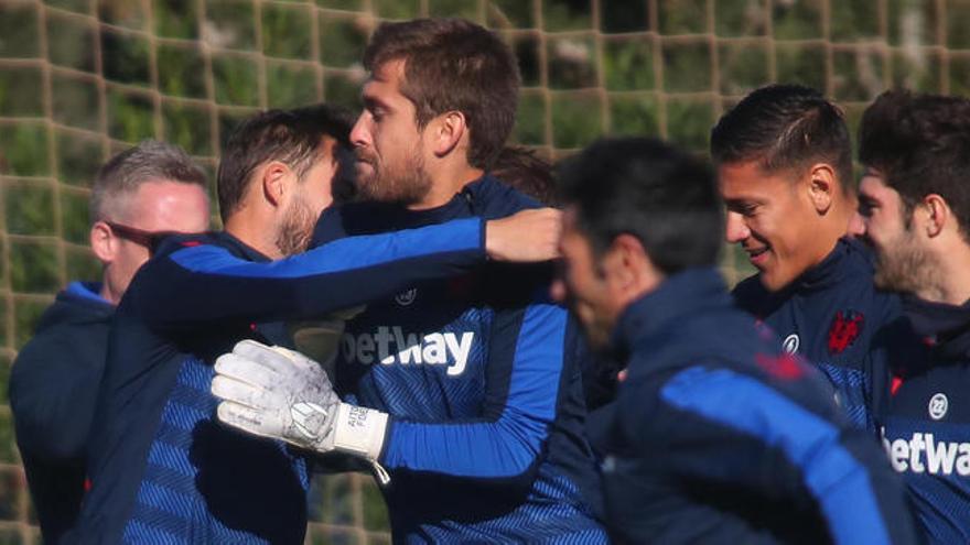 El guardameta abrazándose con Morales en el entrenamietno de este jueves.