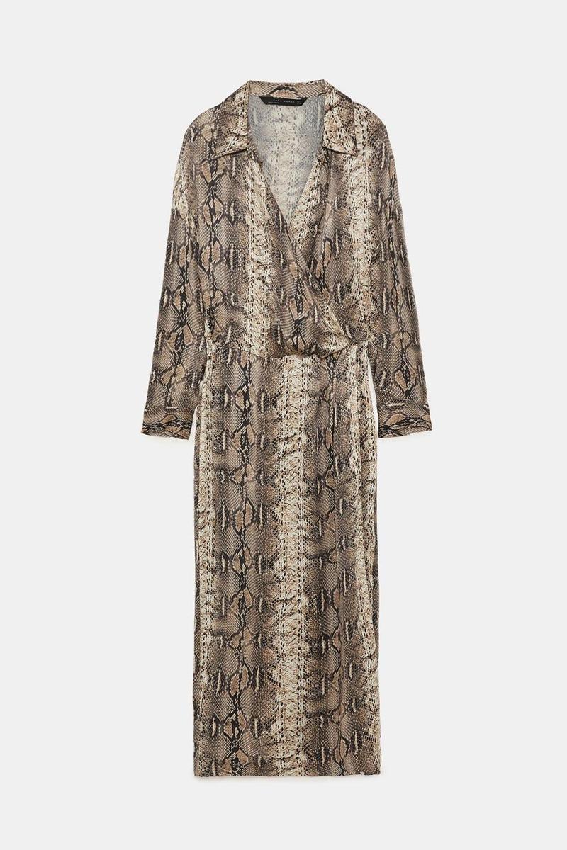 Vestido cruzado con estampado de serpiente de Zara. (Precio: 59, 95 euros)