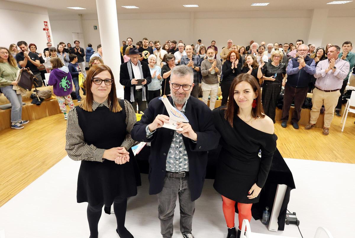 Iria Misa, Manuel Bragado y Ledicia Costas durante la entrega del galardón