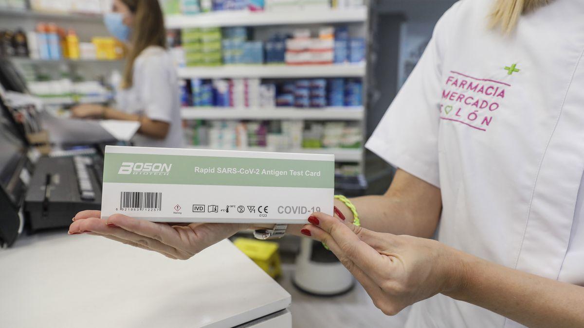 Test de autodiagnóstico del covid en una farmacia.