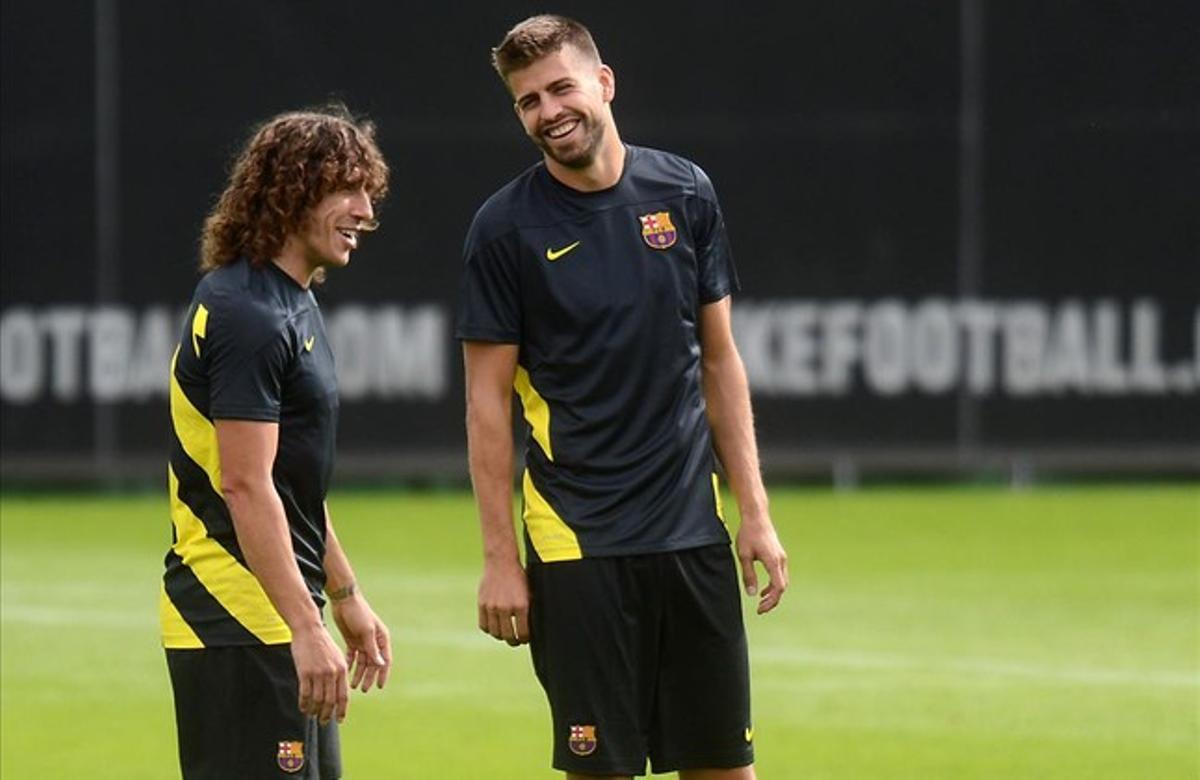 Piqué fa broma amb Puyol durant un entrenament. Piqué fa broma amb Puyol durant un entrenament.