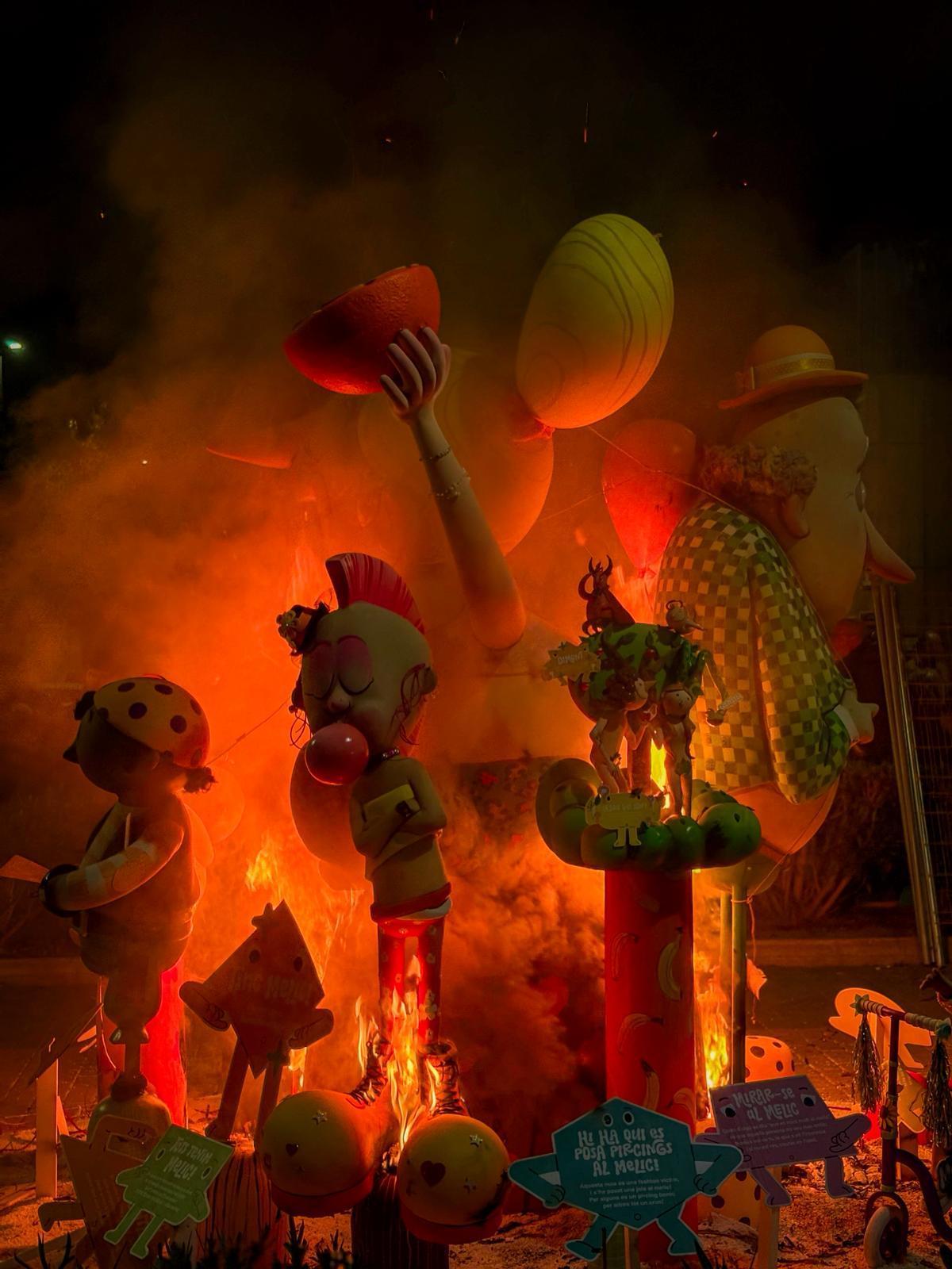 Cremà de la falla Cronista en Infantiles.