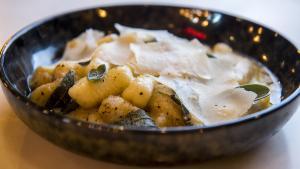 Martín Marchese y Sebastián Alfonso explican cómo hacen la receta de ’gnocchi’ a la mantequilla de salvia con limón y parmesano.