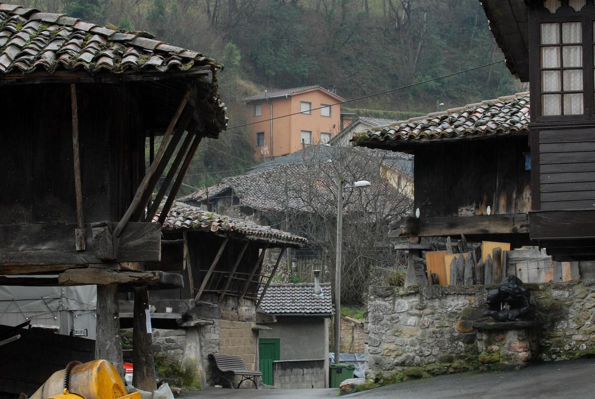 Un conjunto de horreos en Loredo.