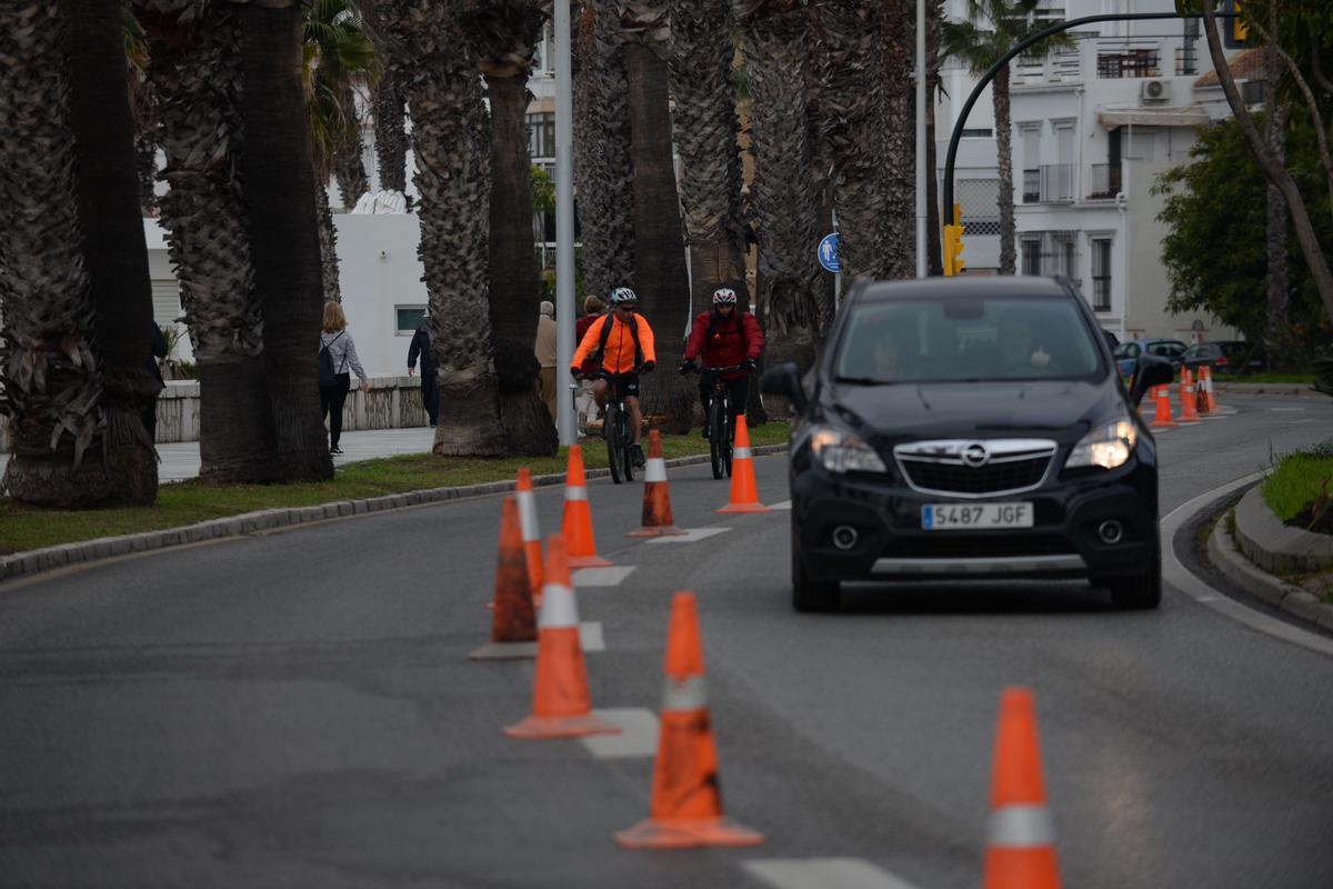 Movilidad ha cerrado este sábado al tráfico el carril ciclable entre Antonio Martín y los Baños del Carmen