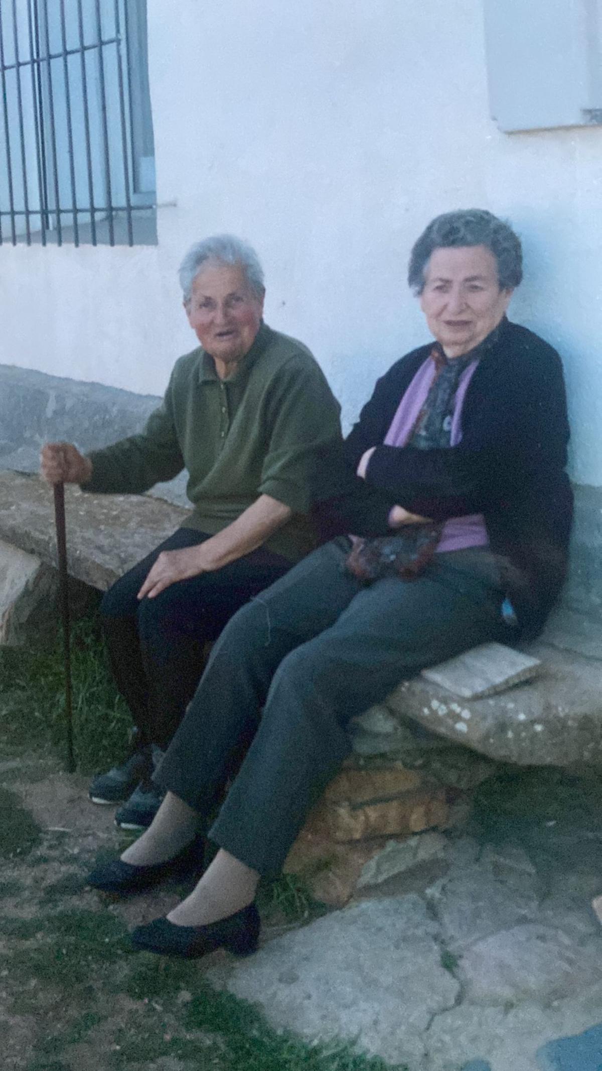 Severiana Calzada (a la izquierda)