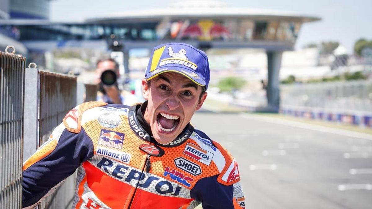 Marc Márquez (Honda) celebra, con un grito loco, su victoria, colgado del muro del equipo Repsol Honda en el circuito de Jerez.