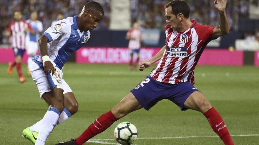 El delantero francés Beavue trata de desbordar al atlético Diego Godín.