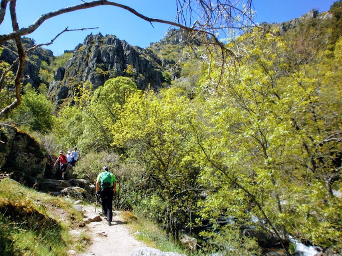 El final de la ruta se estrecha y requiere de sobrepasar algunas rocas