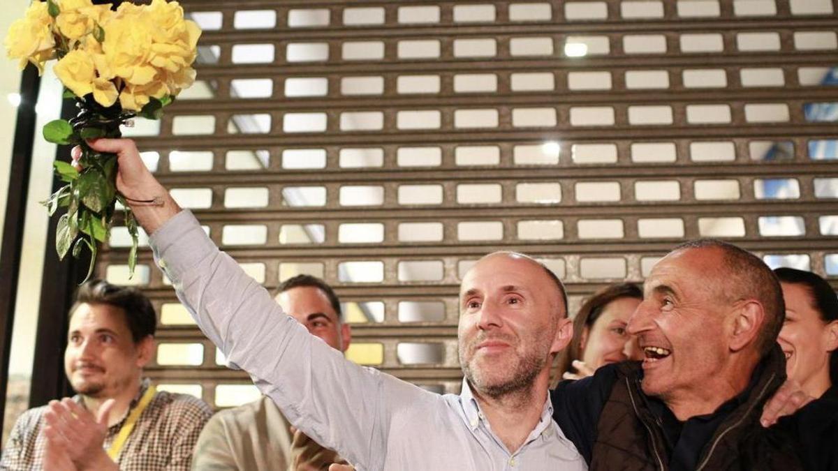 El alcalde de Ourense en funciones, Gonzalo Pérez Jácome celebra la victoria electoral de DO