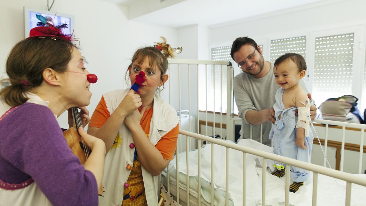Una de las actuaciones del programa de visitas a menores hospitalizados y sus familias de la ONG Payasospital.