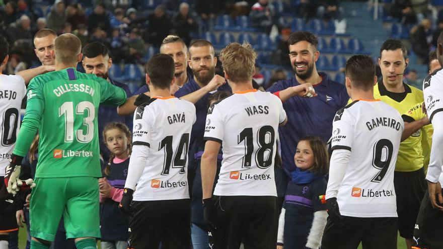 Jugadores del AlavÃ©s y el Valencia se saludan chocando los codos debido al coronavirus.