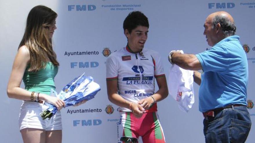 Sergio Prado recibe el maillot de líder de las metas volantes.