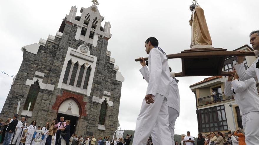 Así es la procesión marinera mayor de España: San Juan de la Arena acoge el acto central de sus fiestas