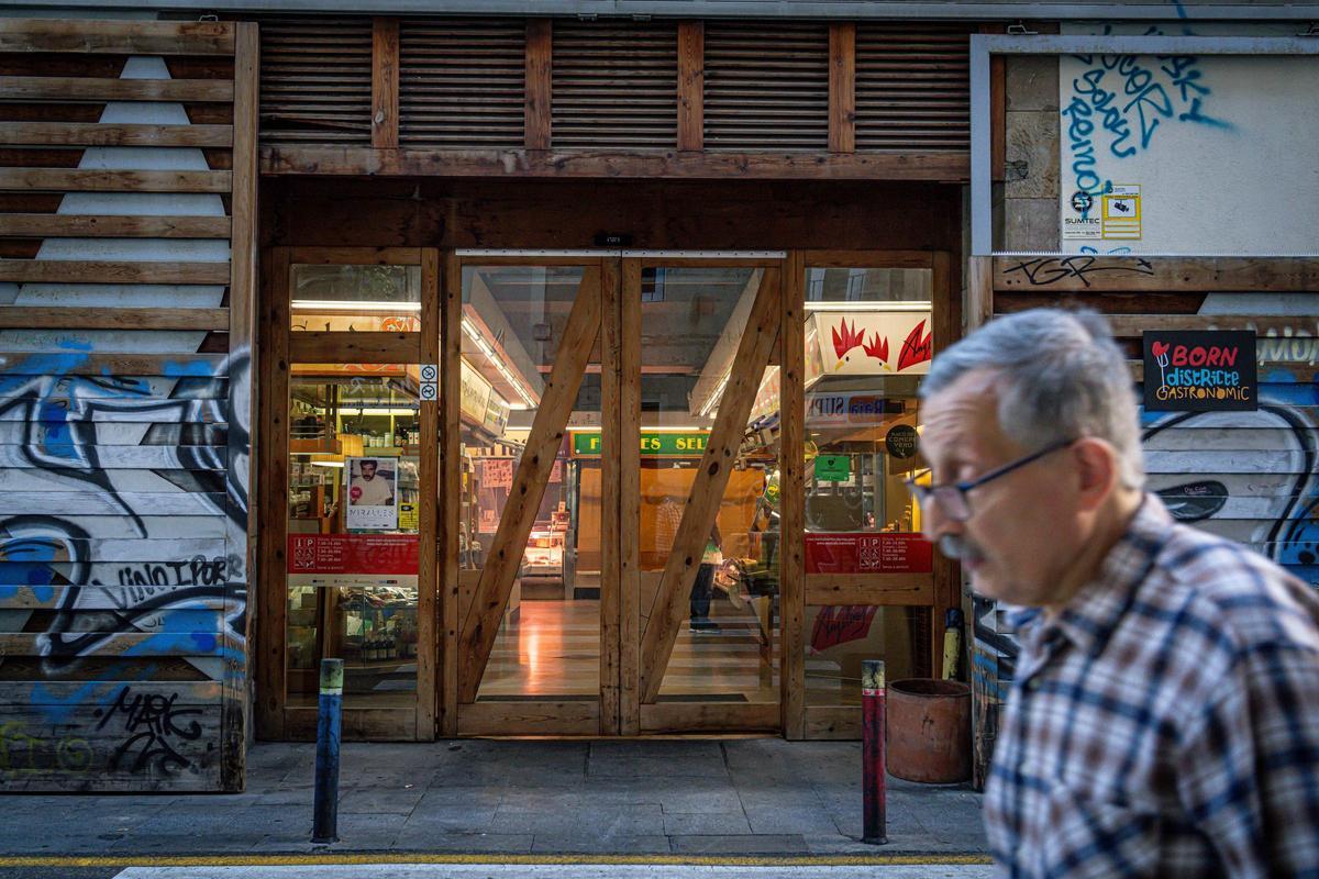 Los paradistas del mercado de Santa Caterina, al límite por un servicio de vigilancia deficiente