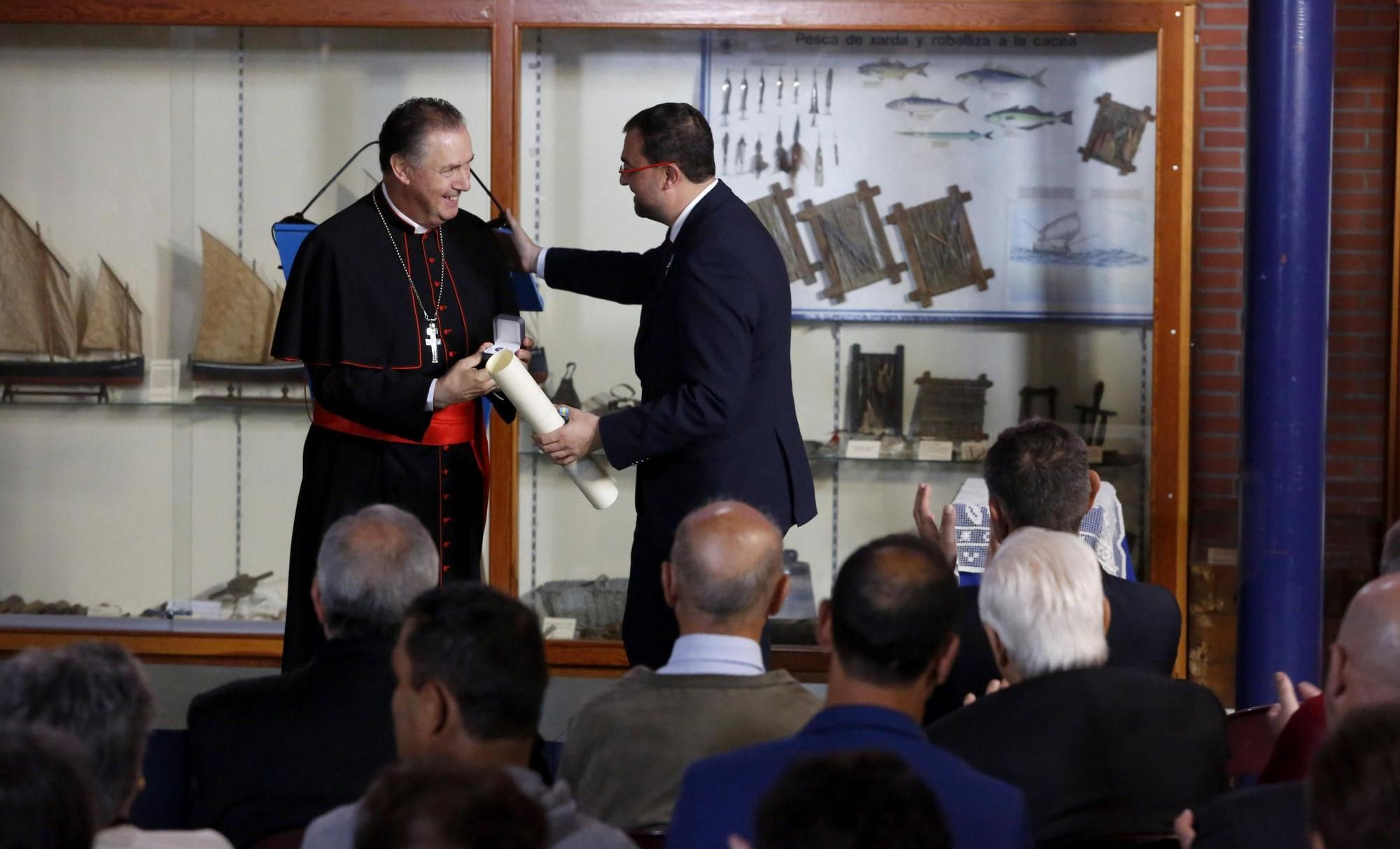 El cardenal Ángel  Fernández Artime recibe el título de Hijo Predilecto de Asturias en Luanco (Gozón)