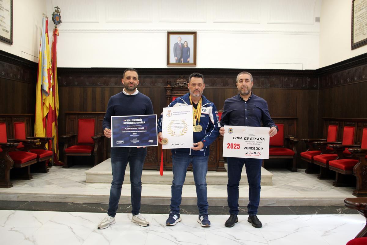 El alcalde y el concejal felicitando a Plácido Berzosa.