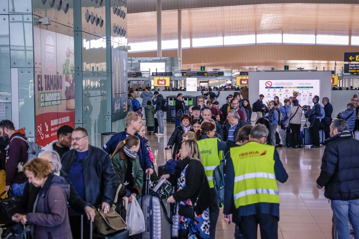 Importantes demoras en El Prats por la huelga de los trabajadores de handling de Iberia