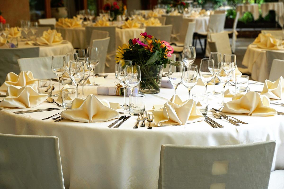 Decoración de una mesa en la celebración del banquete de la primera comunión