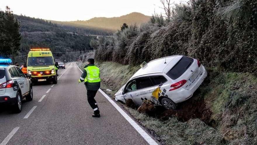 Estado en el que quedó el vehículo tras salirse de la vía. // FdV