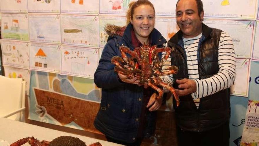 Momento de la subasta de la centolla en la plaza. // Muñiz