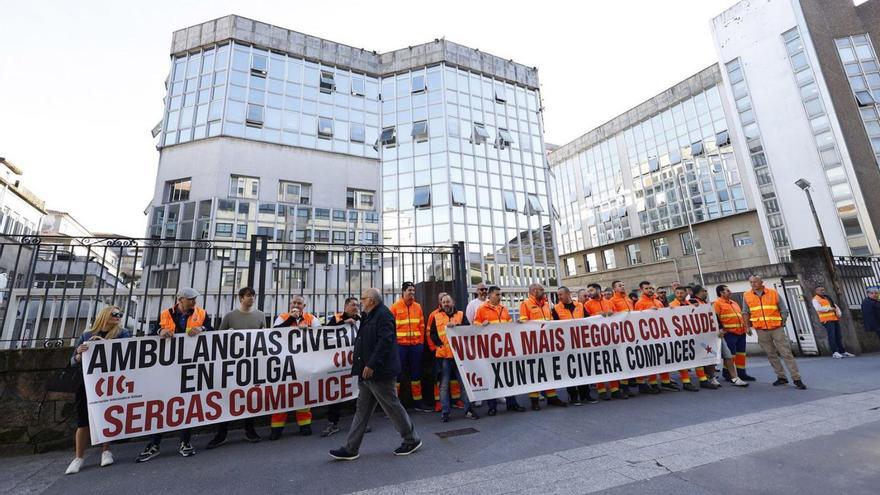 Concentración de trabajadores de ambulancias ante el Hospital Provincial de Pontevedra.