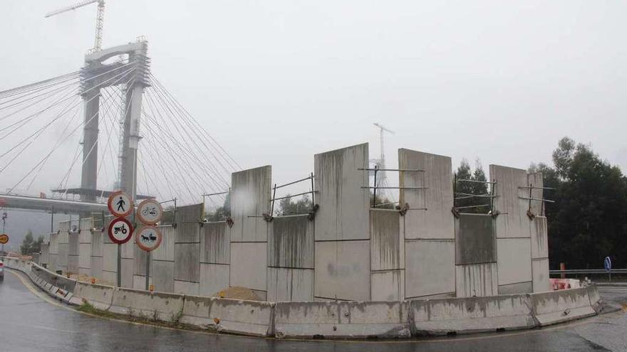 Muro en la entrada a la autopista desde la rotonda de Domaio para el nuevo viaducto a la AP-9. // S.A.