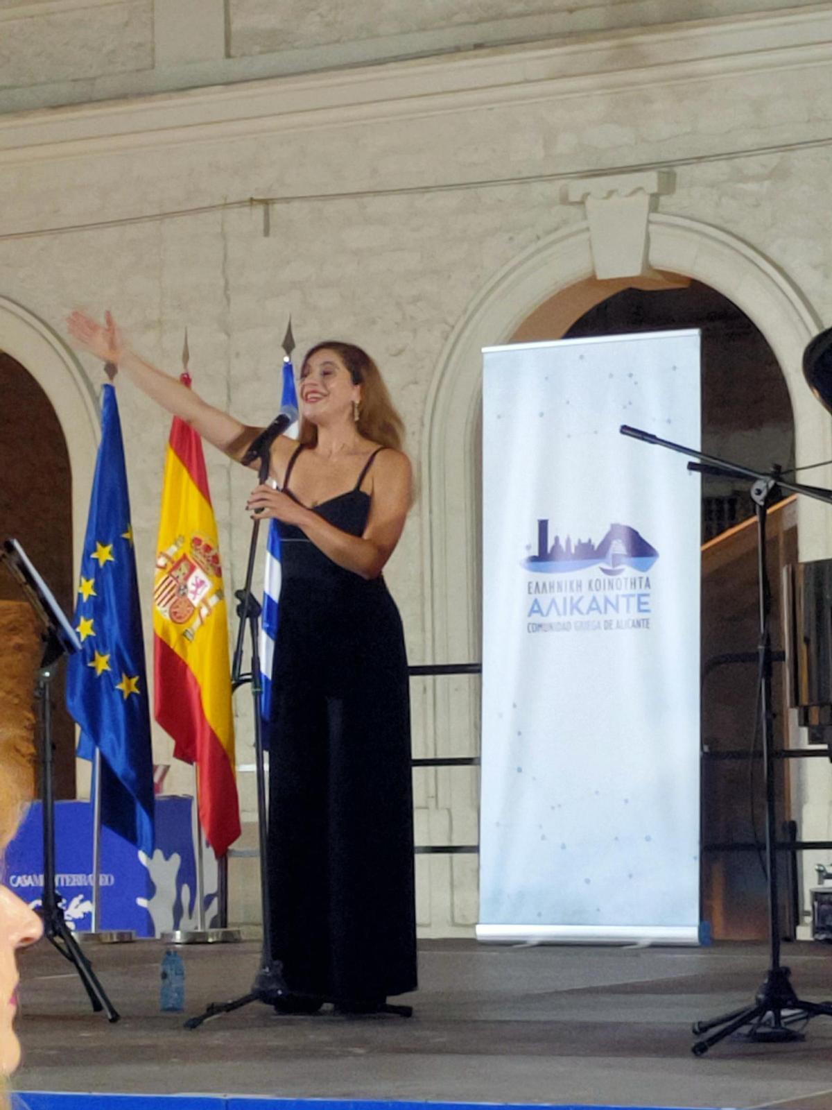 Actuación musical durante el aniversario de la Comunidad Griega de Alacant.
