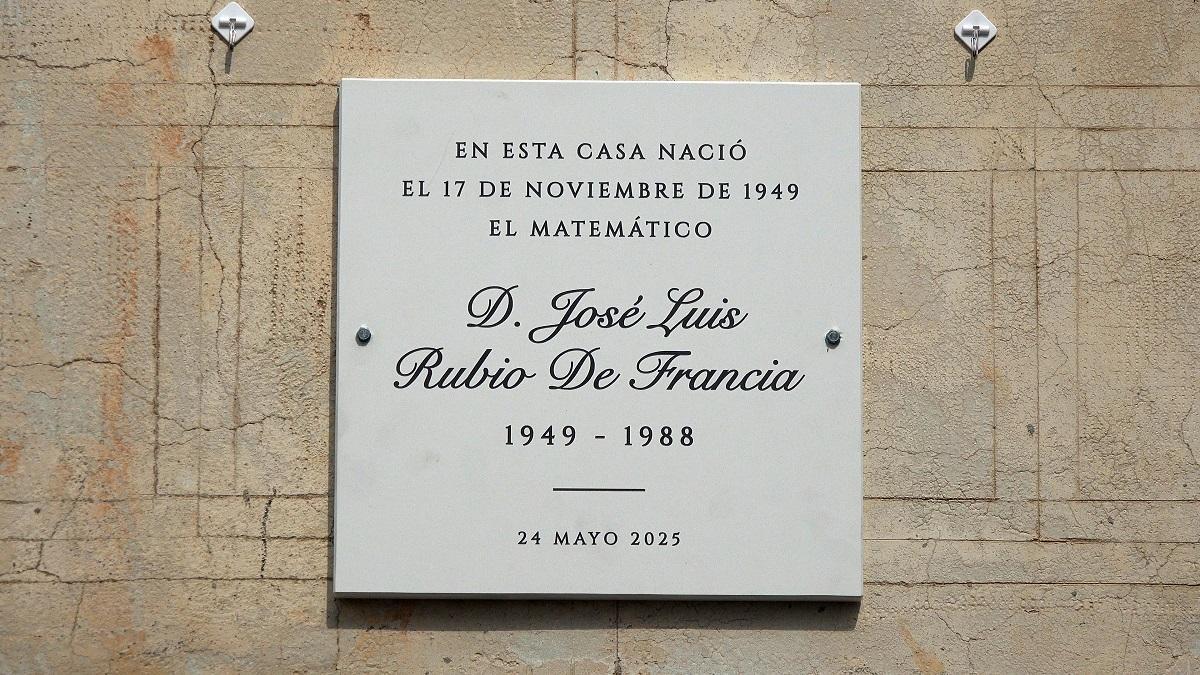 Placa a las puertas de la casa de José Luis Rubio Francia