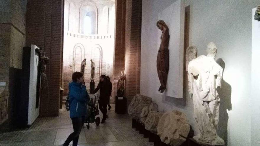 Turistas admiran los fondos expuestos en la iglesia museo de San Salvador de los Caballeros.