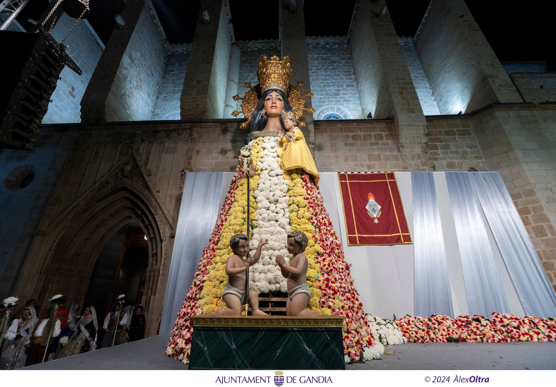 Bellas imágenes de la Ofrenda de las Fallas de Gandia