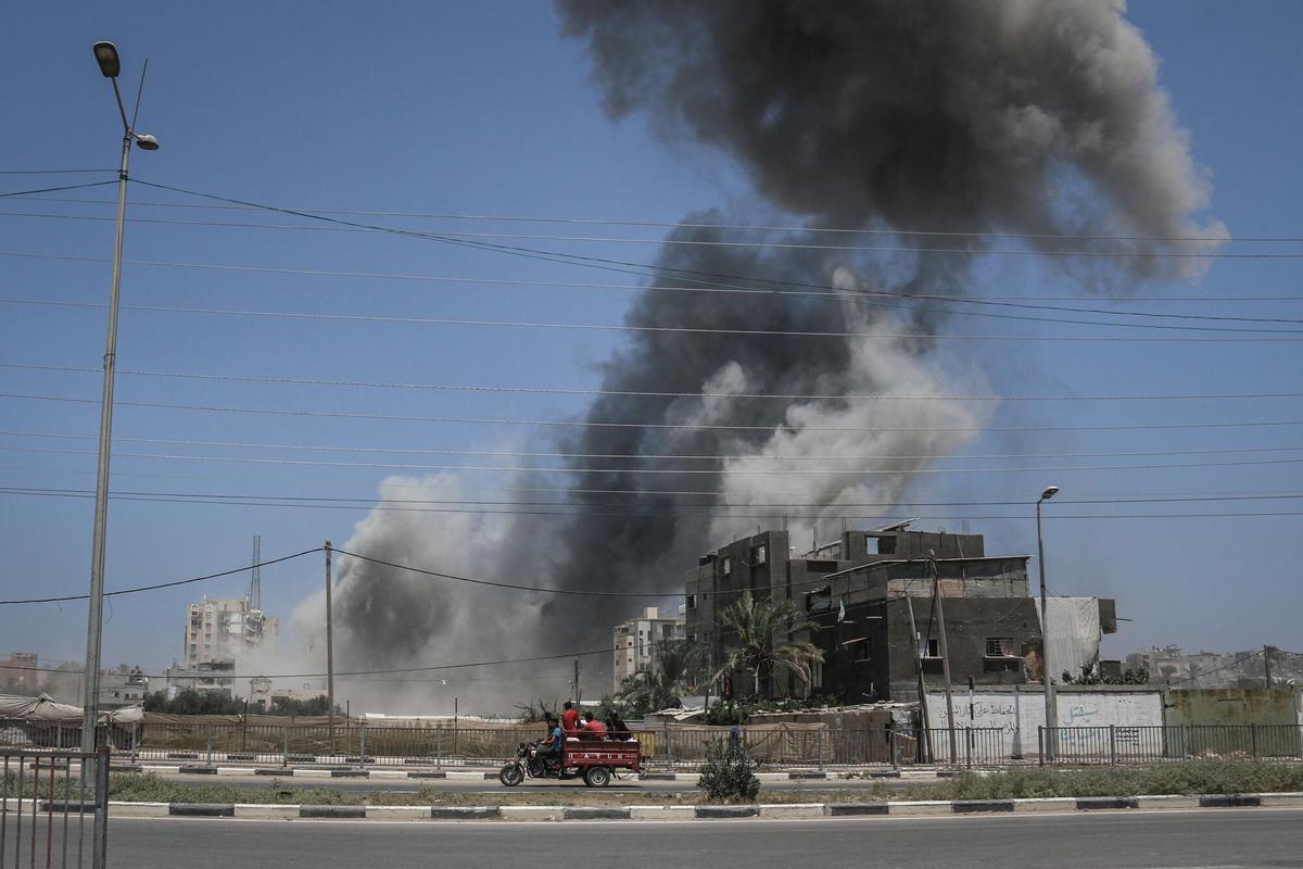 IMÁGENES SENSIBLES | Palestinos huyen de Khan Younis este lunes por los bombardeos de Israel