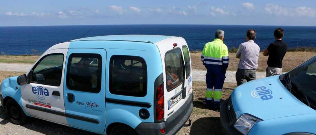 Técnicos de la EMA contemplando la zona en la que ayer se inició la inspección del emisario.