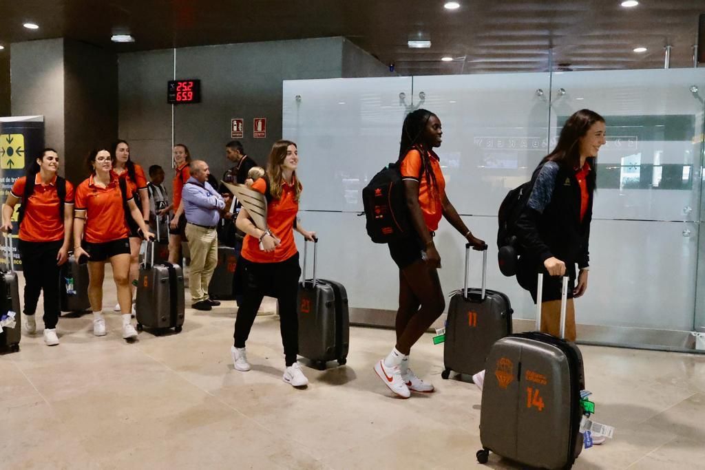 Las jugadoras del Valencia Basket regresan después de proclamarse campeonas de la Supercopa de España