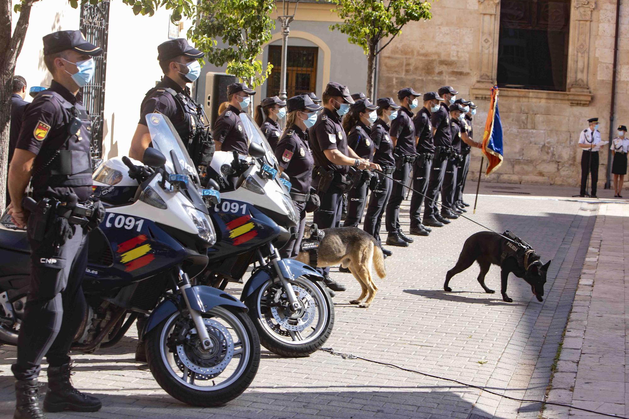 Entrega del bastón de mando al inspector jefe de la Comisaría de la Policía Nacional de Alzira - Algemesí.