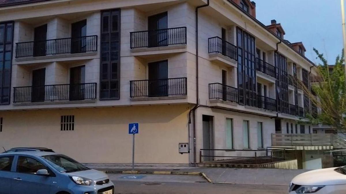 Edificio okupado en la Travesía do Pedregal, en Bertamiráns (Ames).