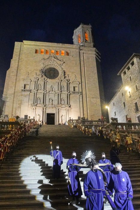 Girona viu el Divendres Sant amb l'acte de la Veneració de la Creu