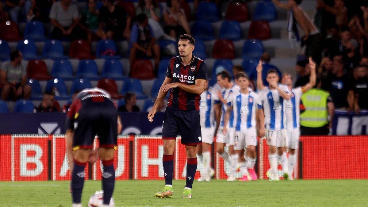 Los jugadores del Levante se lamentan tras uno de los goles visitantes