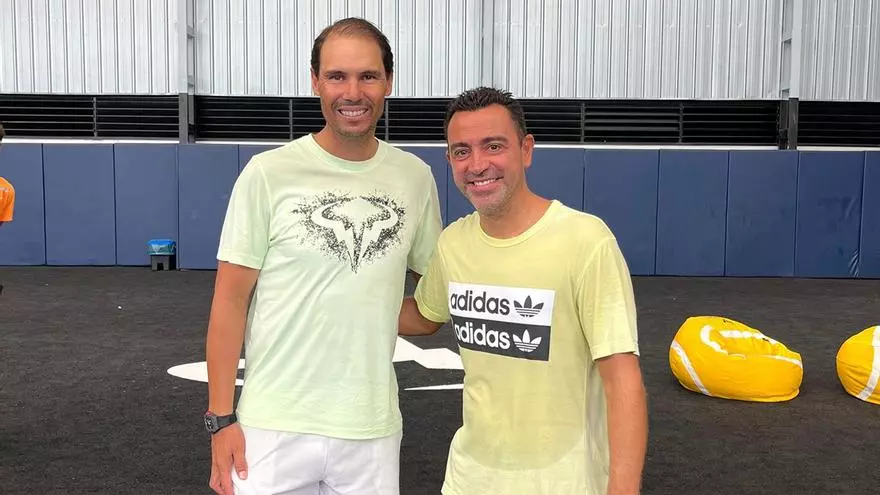 Xavi Hernández disfruta del padel en las instalaciones de la Rafa Nadal Academy by Movistar