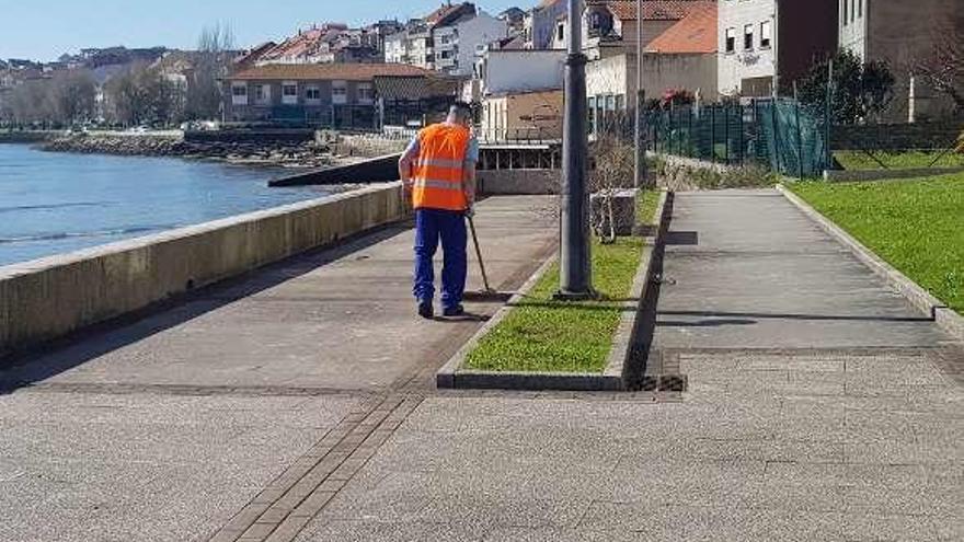 Un trabajador de la limpieza viaria, ayer, en el centro moañés. // G.N.